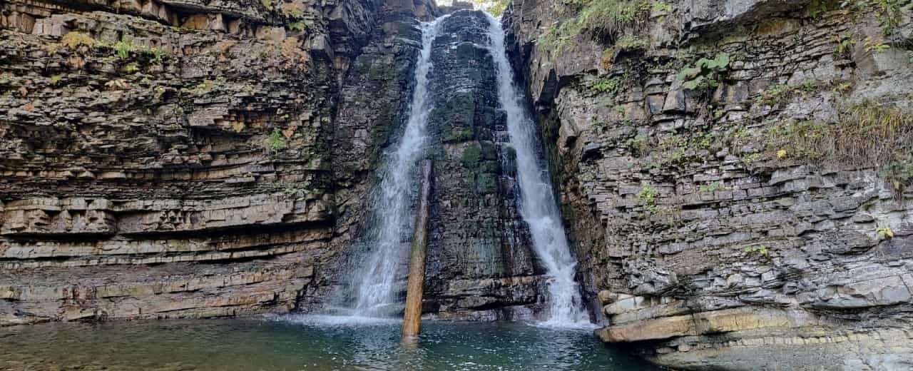 Бухтівецький водоспад знаходиться в Українських Карпатах, в Івано-Франківській області, гірському масиві Горгани.