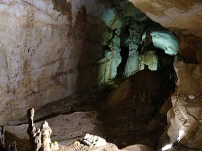 Мраморная пещера впечатляет красотой, структурой, галереями, коридорами и ходами. Место пользуется популярностью среди туристов. Настеные образования, подсветка и тоннели позволят прекрасно и с интересом провести время.
