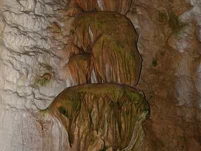 Мармурова печера вражає красою, галереями, коридорами і ходами. Місце користується популярністю серед туристів. Настінні формування, освітлення і тунелі дозволять незвично і цікаво провести час.
