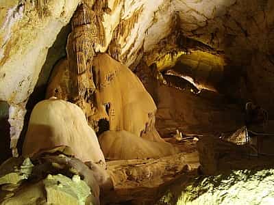 Мраморная пещера находится на нижнем плато Чатыр-Дага. Она расположена на высоте 900 метров выше уровня моря, недалеко от населенного пункта Мраморное.