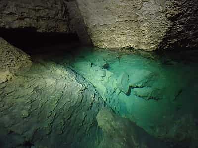 Озеро в печері «Мушкарова яма» у Тернопільській області.