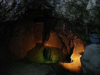 Печера «Мушкарова яма» у Тернопільській області.