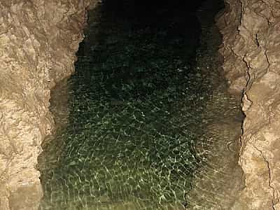 Мушкарова яма - уникальное подземелье, расположенное на территории Украины, которое позволит специалистам проследить историю образования подобных объектов. Пещера богата на красивые галереи и живописные озера с пресной водой.