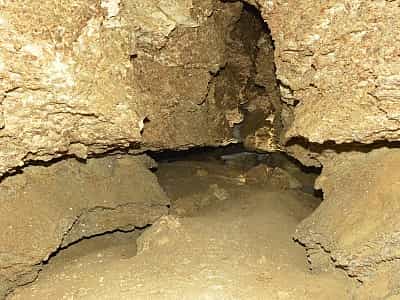 Пещера Оптимистическая представляет собою сложную и запутанную систему подземных ходов, невероятных галерей, труднопроходимых тоннелей, которые отличаются своей формой, размерами, природным составом.