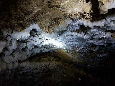 Оптимістична печера утворилася внаслідок впливу підземних вод на гіпсові породи в неогеновий період. Вона є складним за складом горизонтальним площинним лабіринтом гротів, ходів і галерей різних розмірів і форм.