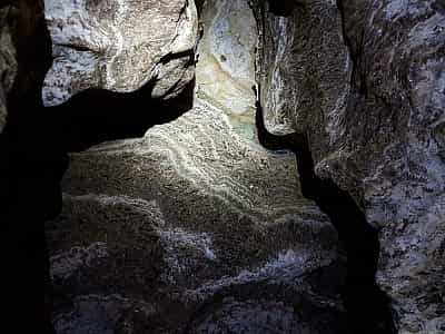 Пещера Оптимистическая образовалась вследствии воздействия подземных вод на гипсовые породы в неогеновый период. Она представляет собою сложный по составу горизонтальный плоскостной лабиринт гротов, ходов и галерей разных размеров и форм.