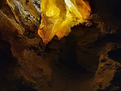 Печера Оптимістична утворилася внаслідок впливу підземних вод на гіпсові породи у неогеновий період. Вона є складним за складом горизонтальним площинним лабіринтом гротів, ходів і галерей різних розмірів і форм.