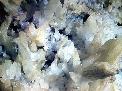 пещера Атлантида находится в Каменец-Подольском районе, Хмельницкой области, недалеко от населенного пункта Завалье, Борщев, Хотин.