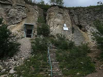 Вхід до карстової печери Атлантида в Хмельницькій області.