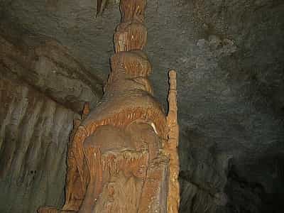 Кизил-Коба або Червоні печери мають найсильнішою енергетикою і привертають до себе увагу величезної кількості туристів. Усередині досить прохолодно, всі ходи і галереї, відкриті для відвідування, мають підсвічування. Можлива фото і відео зйомка.