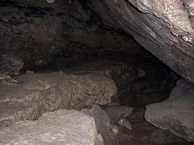 Всего в Красной пещере насчитывается 6 этажей. Высота между уровнями начинается от 410 см. Обследованная часть Кизил-Кобы составляет по состоянию на 2017 год около 26000 метров, а объем 270 тысяч м3. Глубина образования доходит до 135 метров.