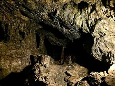 Всього в Червоній печері налічується 6 поверхів. Висота між рівнями починається від 410 см. Обстежена частина Кизил-Коби становить станом на 2017 рік близько 26000 метрів, а обсяг 270 тисяч м3. Глибина утворення доходить до 135 метрів.