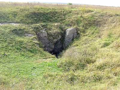 Пещера Вертеба находится неподалеку от населенного пункта Бильче-Золотое, Борщевского района Тернопольской области.