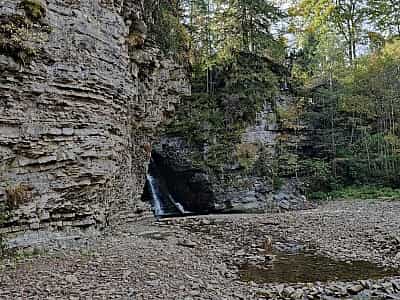 Бухтивецкий водопад в селе Буково, Ивано-Франковской области.