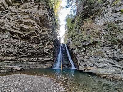 Бухтівецький водоспад знаходиться в населеному пункті Букове, поруч із містом Надвірна, на лівій притоці річки Бистриця Надвірнянська.