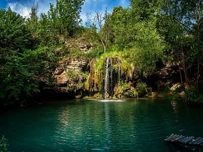 The Burbun waterfall is located near the village of Lysets, in a picturesque canyon, the valley of the Bobravka River. Its water flows into a forest lake with a turquoise hue, and swimming is not recommended even in summer. Given the temperature nuances, 