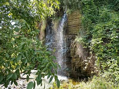 Водопад "Фонтанка" находится всего в 20 километрах от города Одессы, 30 минутах езды на общественном транспорте по маршруту М14. Ориентиром является вторая остановка в селе Фонтанка.