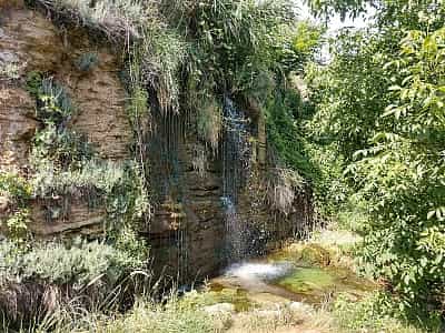 Водоспад "Фонтанка" знаходиться всього за 20 кілометрів від міста Одеси, 30 хвилин їзди на громадському транспорті за маршрутом М14. Орієнтиром є друга зупинка у селі Фонтанка.