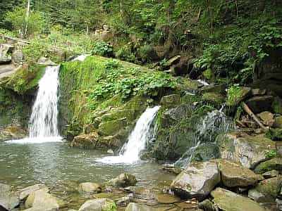 Кам'янецький водоспад розташований у Сколівському районі Львівської області, неподалік населеного пункту Дубина, у національному природному парку «Сколівські Бескиди». Є популярним рекреаційним туристичним об'єктом. Характеризується легкою доступністю.