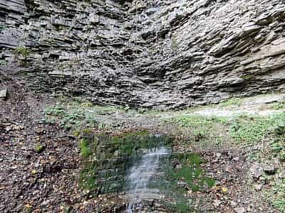Капельный водопад в горном массиве Горганы.