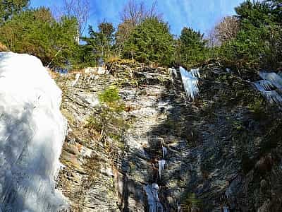 Yalinsky waterfall, which is recommended for tourists with very good physical shape. The place will delight with its picturesque nature. The location should be a must-see on the way to the top of Pip Ivan, Smotrych waterfall.