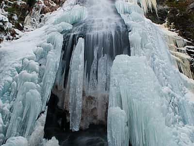 Ялинский – самый высокий однокаскадный водопад Украины.