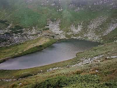 Lake Brebeneskul is located high in the mountains, in a gorge, and is poorly warmed even in summer.