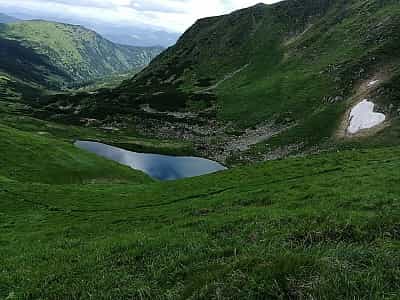Lake Brebeneskul is located in a deep pit, between the peaks of Gutin Tomnatik and Brebeneskul.