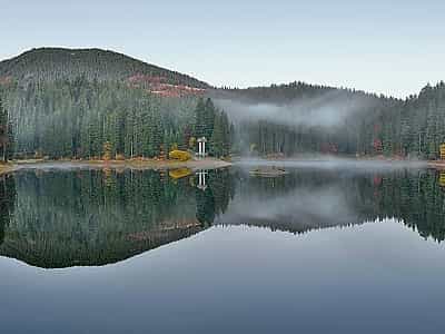 Озеро Синевир розташоване на висоті понад 900 метрів над рівнем моря. Його максимальна глибина становить 24 метри, середня 10 метрів.