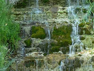 Степові водоспади є результатом розчищення вапнякового гроту. Вони вважаються унікальним об'єктом природного походження, аналогів якому немає у світі.