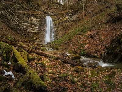 The most attractive locations are located in the Chernivtsi region, near the river Cheremosh, a tributary of the Smugar. Interestingly, there are only seven (studied) amazing cascading waterfalls on the 2-kilometer section of the river.