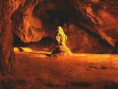 Кизил-Коба або печера Червона в Криму, селище Перевальне, Україна