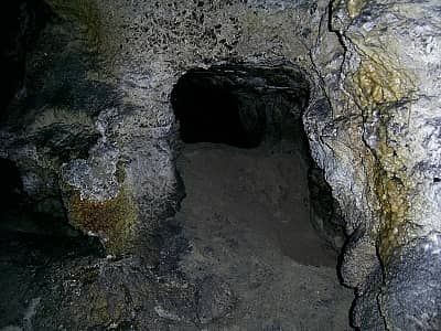 Печера Вертеба знаходиться неподалік населеного пункту Більче-Золоте, Борщівського району Тернопільської області.