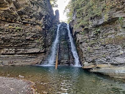 Бухтівецький водоспад знаходиться в Українських Карпатах, в Івано-Франківській області, гірському масиві Горгани.