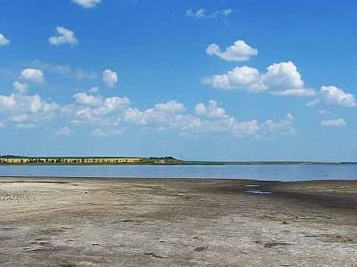 Солонець-Тузли - солоне озеро з унікальними щілючими грязями.